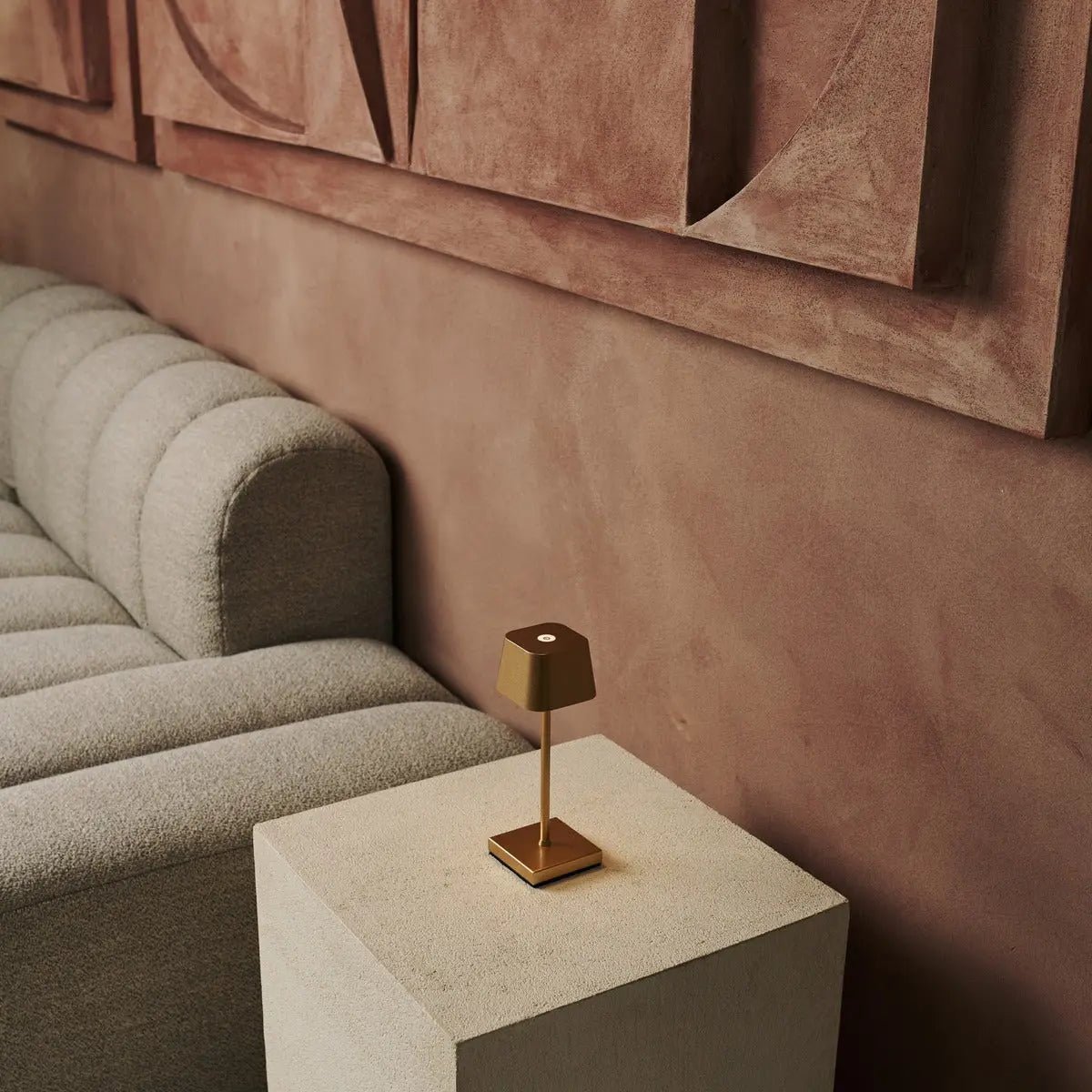 Sarphati Mini Gold draadloze tafellamp perfect voor horeca -industrie - draadloos oplaadbaar via laadstation, dimbare lamp en 3 lichtmodi - Afbeelding 10