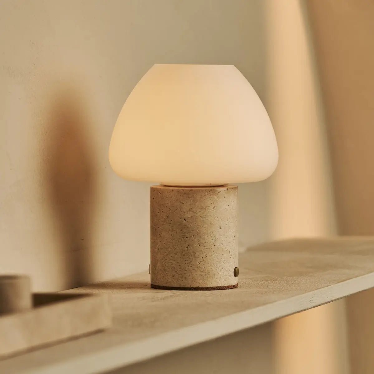 OSTADE Beige / Travertino Classico - Unieke travertine oplaadbare tafellamp met 3 lichte kleuren en dimfunctie - Afbeelding 4