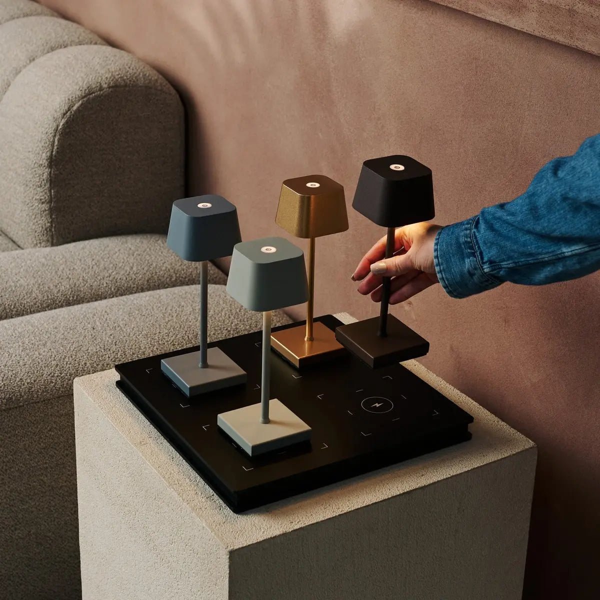 Sarphati Mini Gold draadloze tafellamp perfect voor horeca -industrie - draadloos oplaadbaar via laadstation, dimbare lamp en 3 lichtmodi - Afbeelding 5