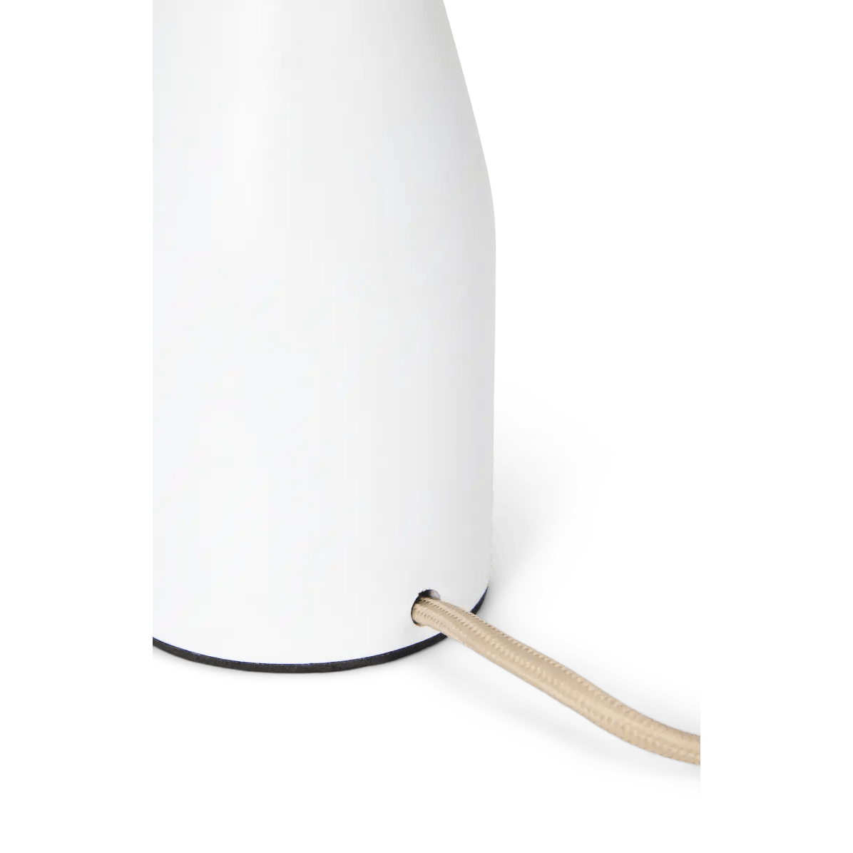 Jape witte metalen tafellamp – tijdloos design, warm licht en elegante stijl - Afbeelding 3