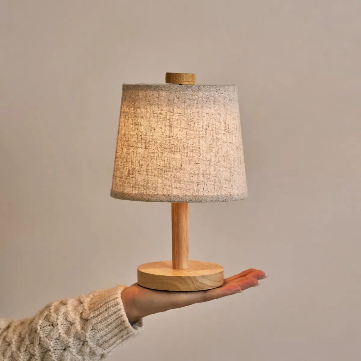 Rover Lichtbruine Houten Oplaadbare Lamp | Snoerloos, dimbaar met stoffen kap - Afbeelding 3