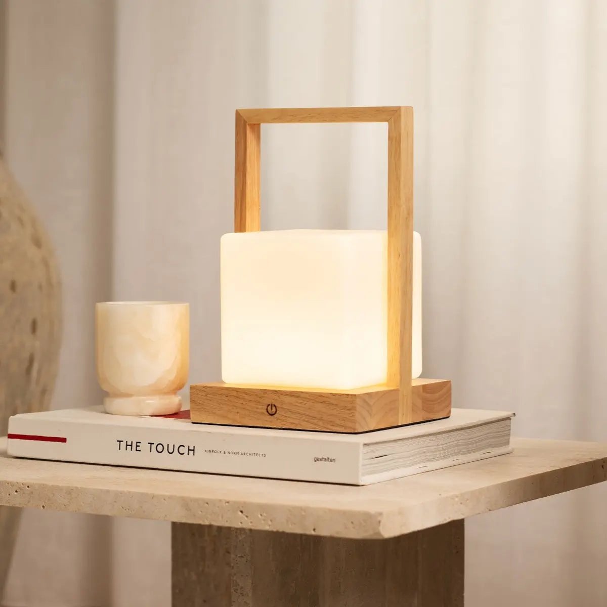 Noah lichtbruine houten oplaadbare tafellamp met glas en houten handgreep - Afbeelding 3