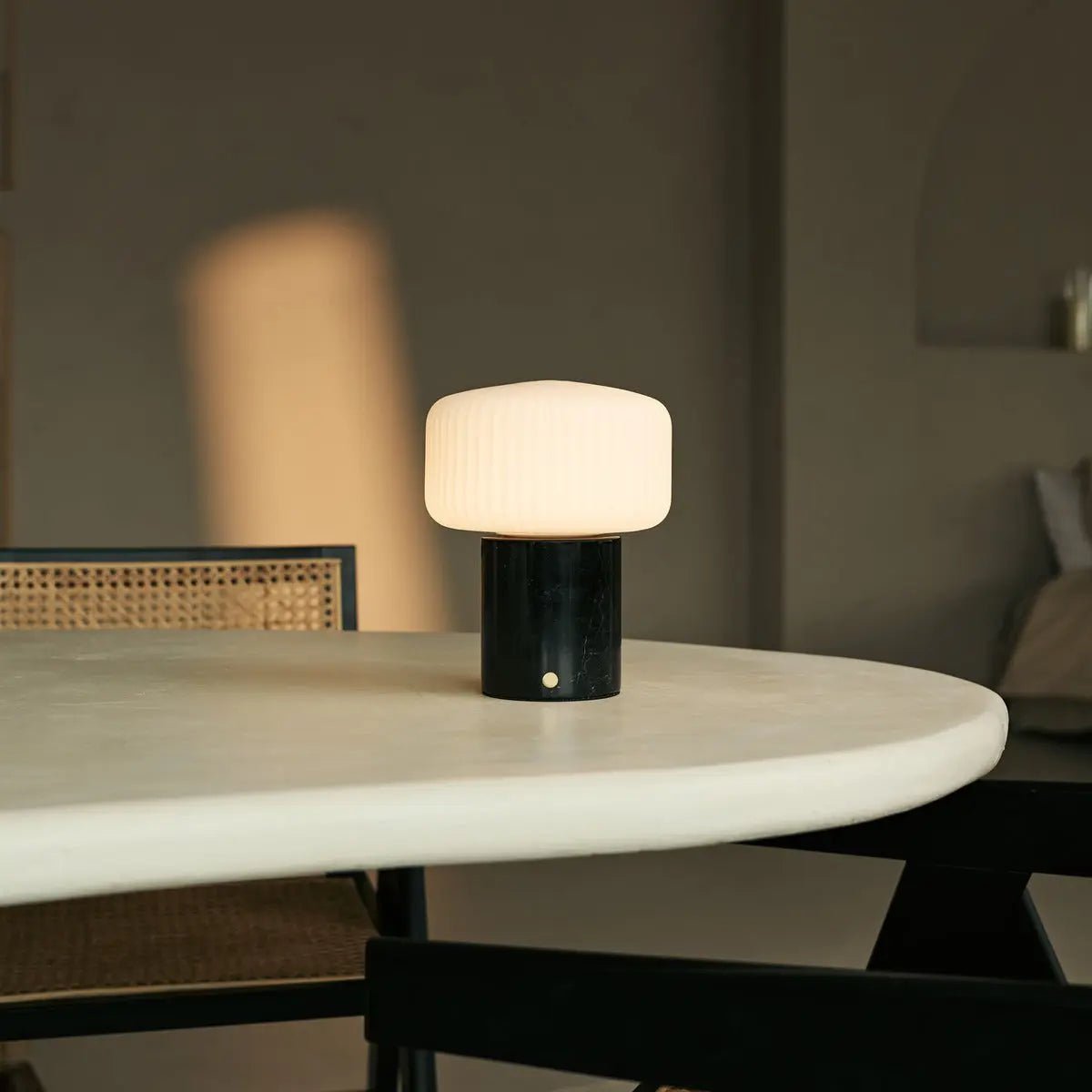 Renoir Black / Nero Marquina - Marmeren oplaadbare tafellamp - draadloos, USB -oplaadbaar en tot 100 uur verlichting - Afbeelding 4