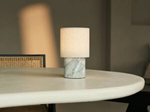 Onoda witte / Bianco statuarietto - marmeren oplaadbare tafellamp - met linnen verwisselbare lampenkap en oplaadbaar ontwerp