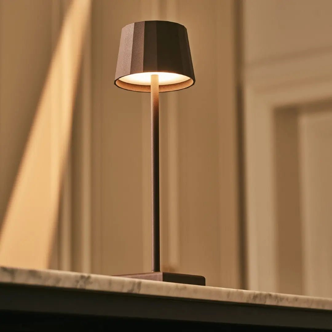 Combi Set Professional-4 X Wouter Mocha Brown Oplaadbare tafellampen & 1 x Amstel Wireless Laying Station met Qi-Technology - Afbeelding 10