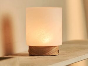 Pien lichtbruine houten tafellamp - oplaadbaar, dimbaar en tot 100 uur batterij