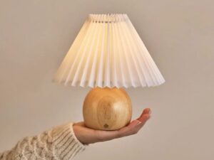 Nathalie Lichtbruine moderne en retro oplaadbare lamp l Dimbaar, hout en papier Mooie papieren kap
