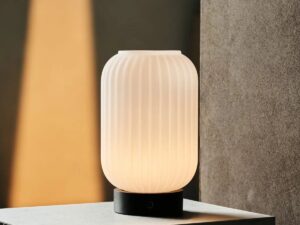 Lilly donkerbruin unieke oplaadbare lamp - matglaslamp, houten basis, dimable, 3 lichte modi