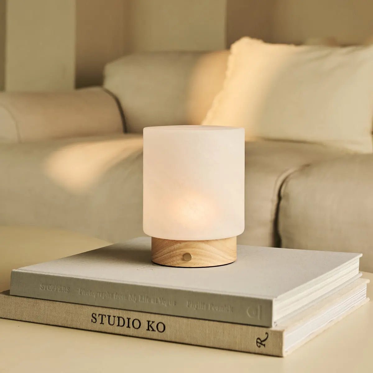 Pien lichtbruine houten tafellamp - oplaadbaar, dimbaar en tot 100 uur batterij - Afbeelding 6