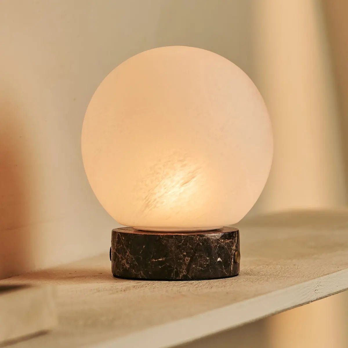 Heem Brown / Emperador Dark - Marmeren oplaadbare tafellamp - 3 lichte modi, draadloos en met glazen verwisselbare lampenkap - Afbeelding 2