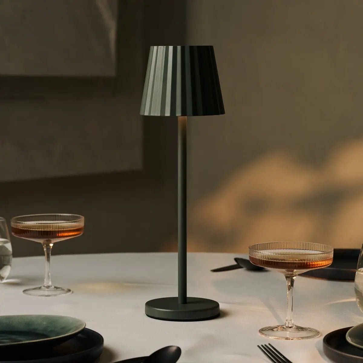 Combi Set Professional-4 x Maya Olive Green Oplaadbare tafellampen en 1 x Amstel Wireless Laying Station met Qi-Technology - Afbeelding 6