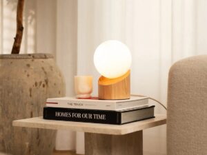 Quin lichtbruine houten lamp met koord - duurzaam rubberwood en matglas