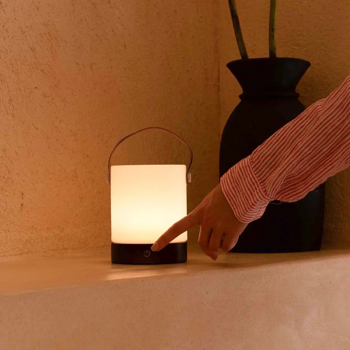 Avery donkerbruine oplaadbare houten tafellamp – draadloos en dimbaar met leren band - Afbeelding 15