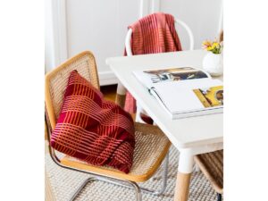 Ruth Kussen Rood, zacht jacquard gebreid katoen