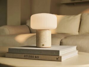Renoir Beige / Travertino Classico - Travertine oplaadbare tafellamp - draadloos, USB oplaadbaar en tot 100 uur verlichting