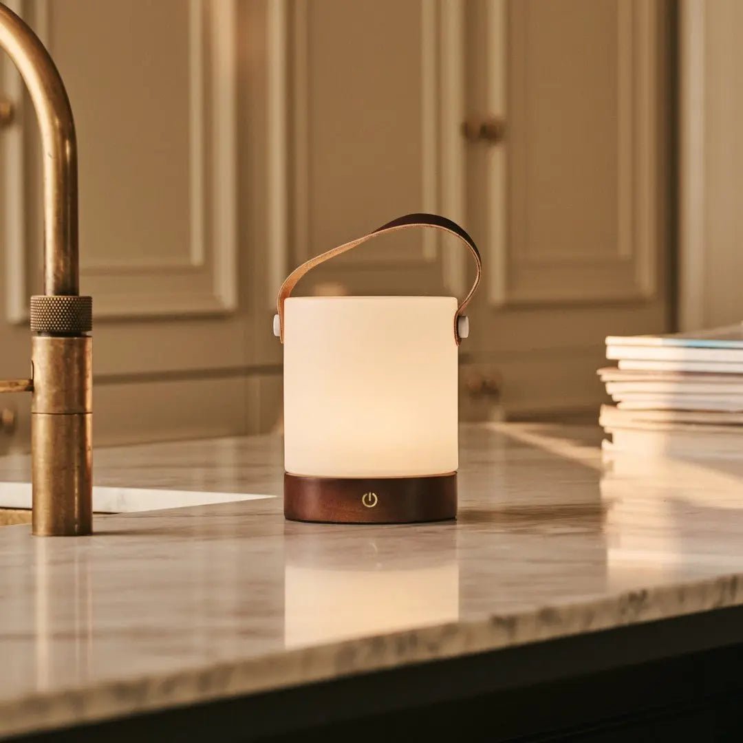 Avery donkerbruine oplaadbare houten tafellamp – draadloos en dimbaar met leren band - Afbeelding 18