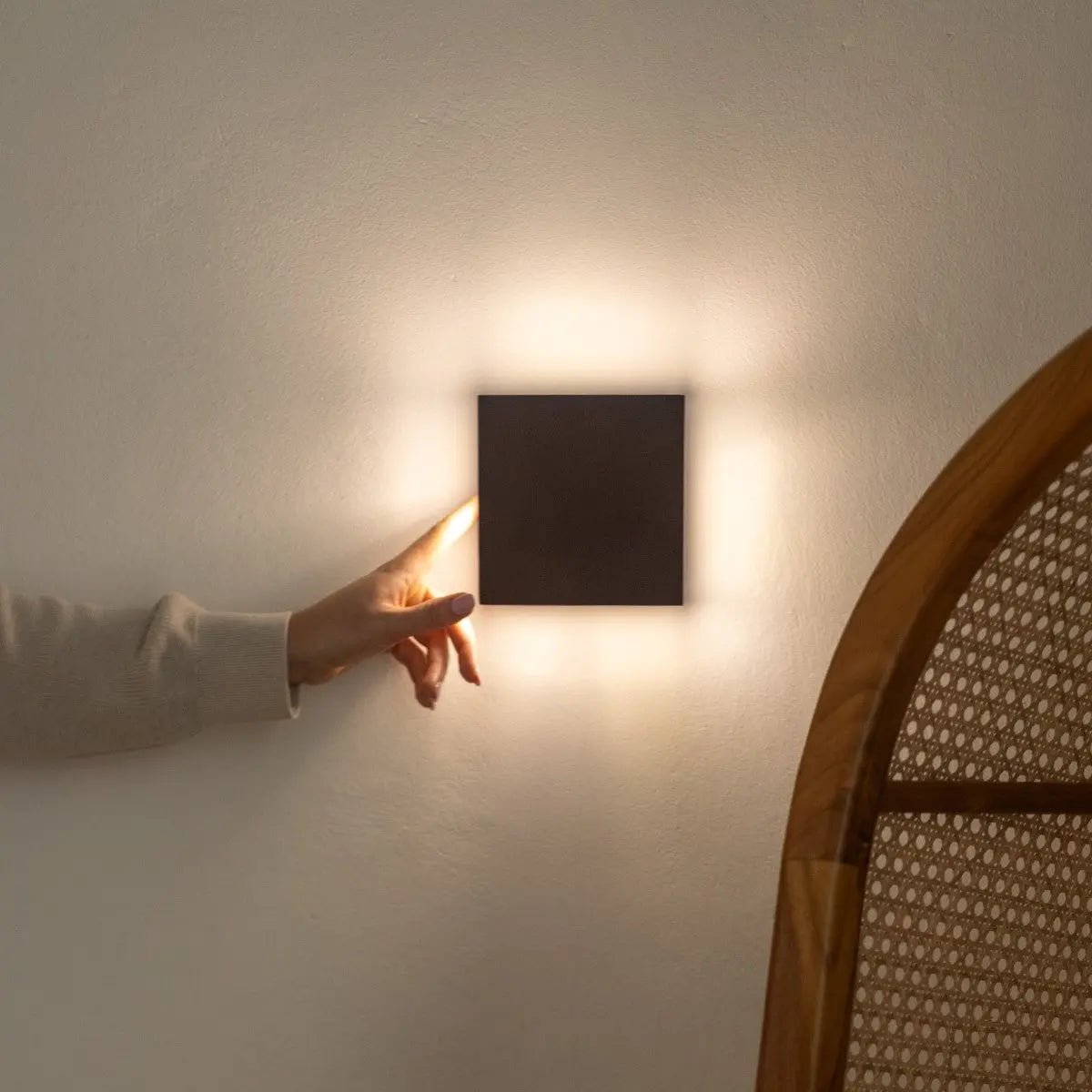 Lane Black draadloze wandlamp – Oplaadbare en dimbare lamp van natuurlijk hout - Afbeelding 5