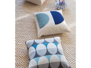 Mona kussenblauw, borduurwerk van de punch naald