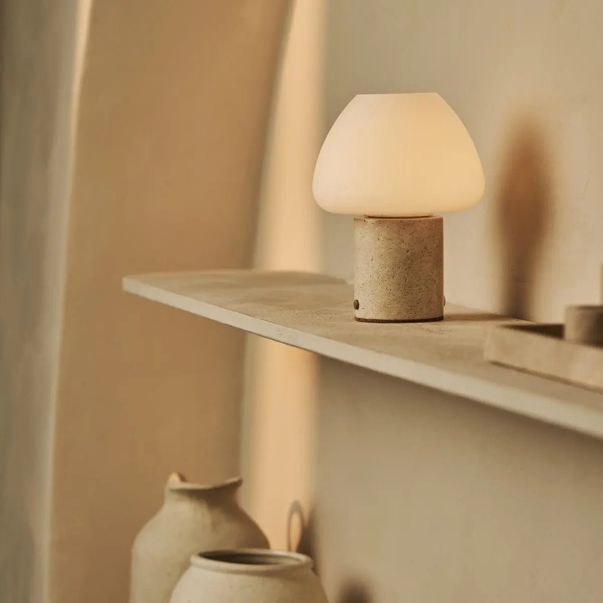 OSTADE Beige / Travertino Classico - Unieke travertine oplaadbare tafellamp met 3 lichte kleuren en dimfunctie - Afbeelding 8