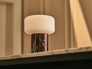 Renoir Red / Rosso Levanto - Marmeren oplaadbare tafellamp - Draadloos, USB -oplaadbaar en tot 100 uur verlichting