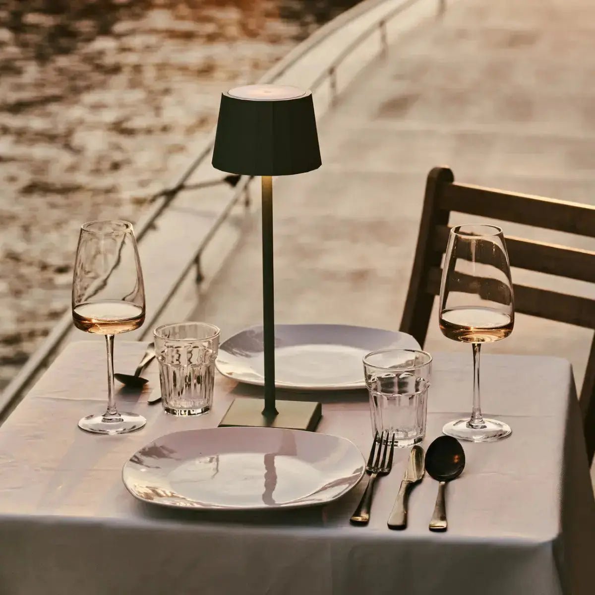 Combi Set Professional-8 x Wouter Saly Green Oplaadbare tafellampen & 1 x Central Station draadloos laadstation met Qi-Technology - Afbeelding 3