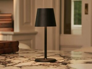 James Black oplaadbare ijzeren tafellamp – draadloos, dimbaar en elegant