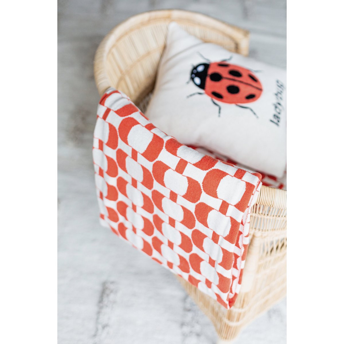 Ladybird kussen rood, zacht katoenen gebreide met punchneedle -borduurwerk - Afbeelding 3