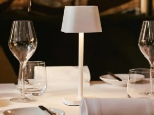 Ava witte oplaadbare tafellamp – stijlvolle, draadloze en dimbare verlichting