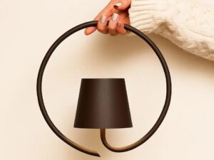 Cielo donkerbruine oplaadbare metalen wandlamp – draadloos, dimbaar en stijlvol