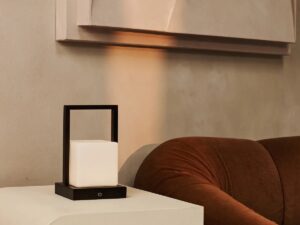 Noah donkerbruine houten oplaadbare tafellamp met glas en houten handgreep