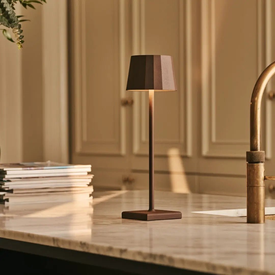 Combi Set Professional-4 X Wouter Mocha Brown Oplaadbare tafellampen & 1 x Amstel Wireless Laying Station met Qi-Technology - Afbeelding 9