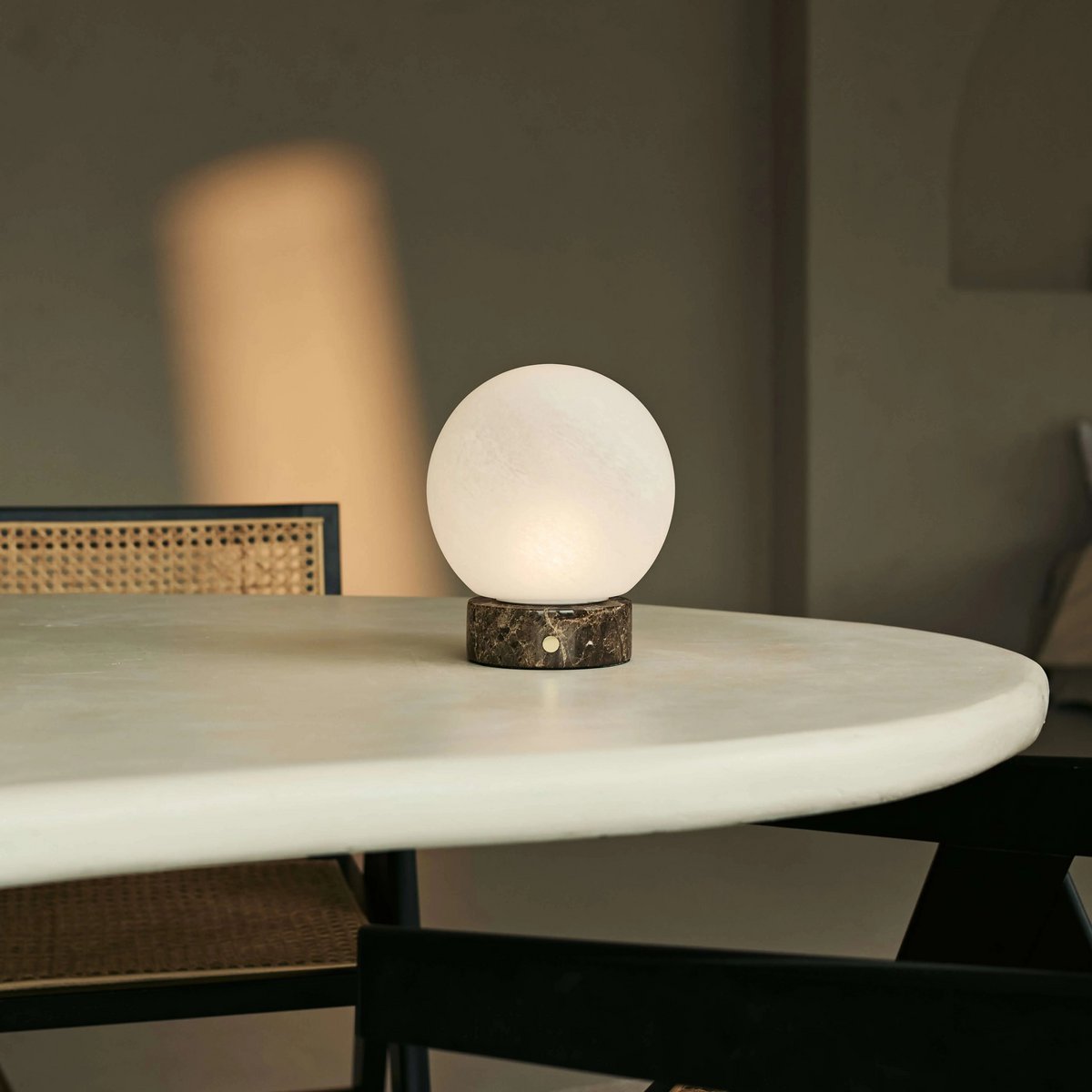 Heem Brown / Emperador Dark - Marmeren oplaadbare tafellamp - 3 lichte modi, draadloos en met glazen verwisselbare lampenkap - Afbeelding 5