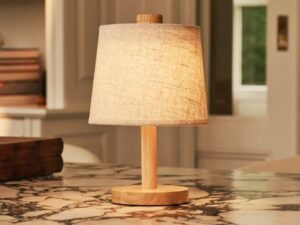 Rover Lichtbruine Houten Oplaadbare Lamp | Snoerloos, dimbaar met stoffen kap