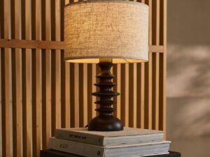 Bodhi donkerbruine houten lamp met beige lampenkap – elegante verlichting voor elke kamer