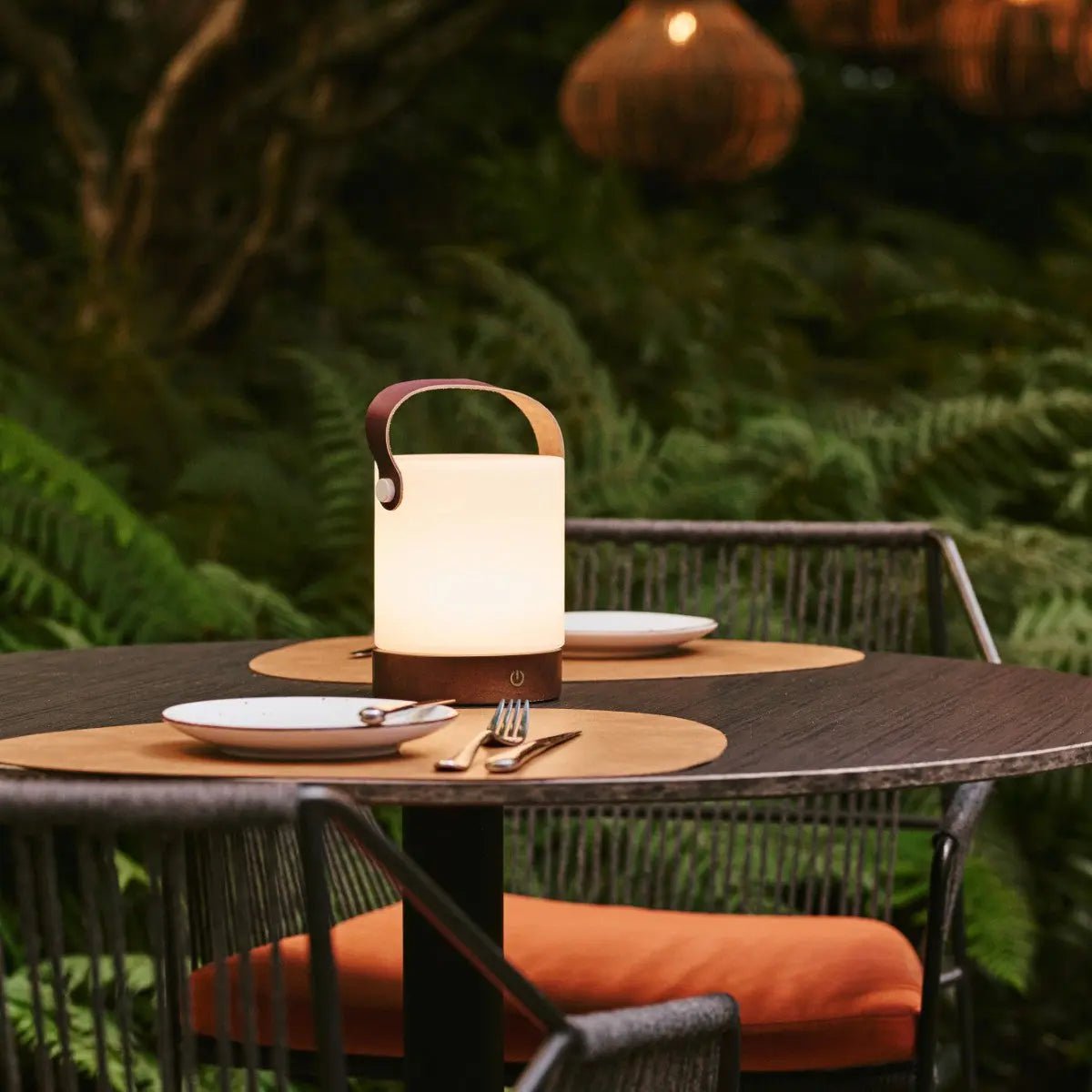 Avery donkerbruine oplaadbare houten tafellamp – draadloos en dimbaar met leren band - Afbeelding 10