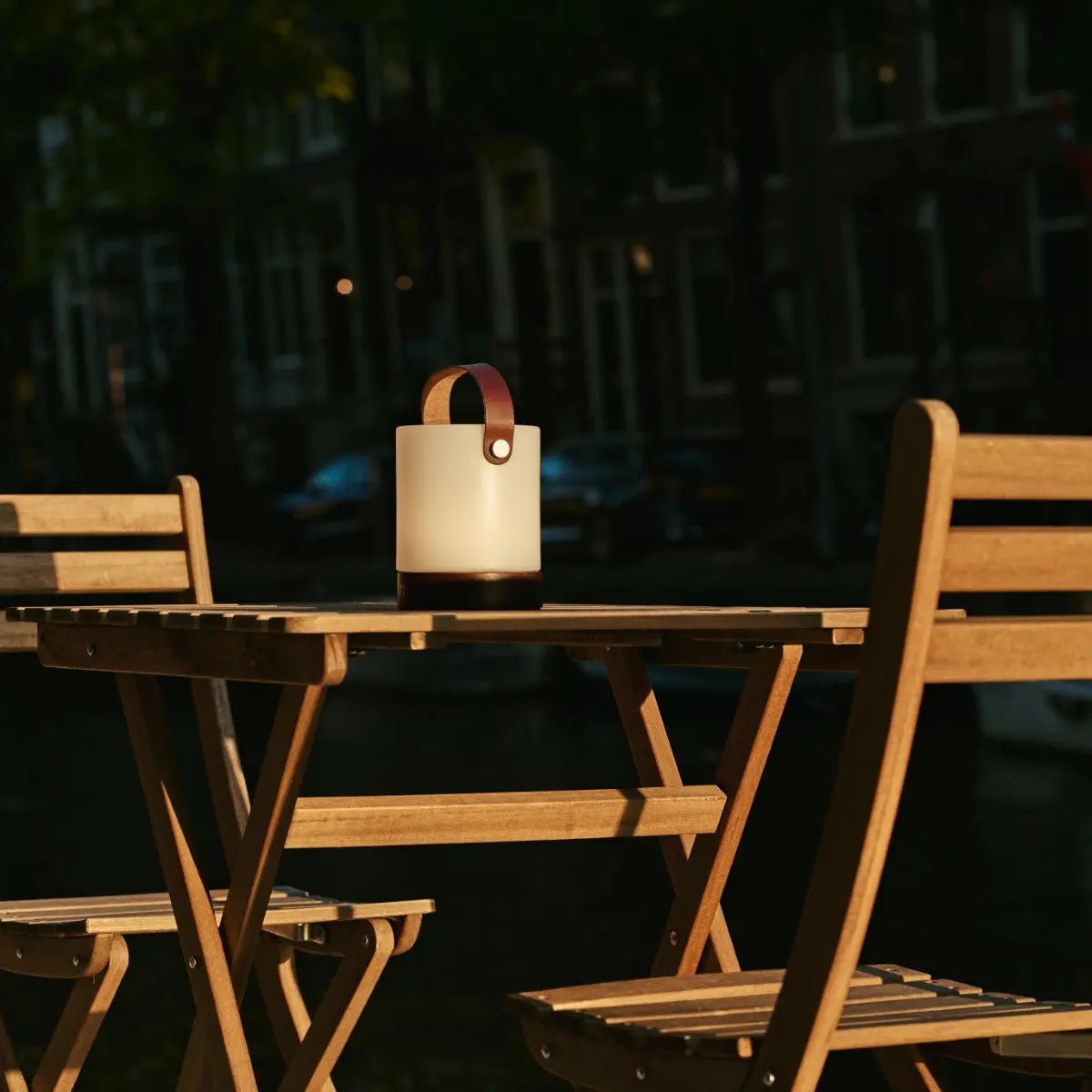 Avery donkerbruine oplaadbare houten tafellamp – draadloos en dimbaar met leren band - Afbeelding 17