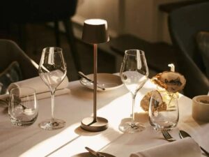 Vondel Mocha Brown oplaadbare en draadloze lamp perfect voor horeca -industrie - draadloos oplaadbaar via laadstation