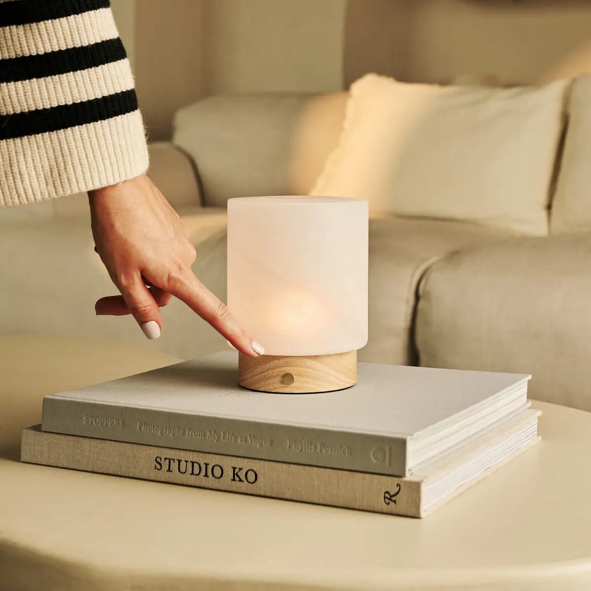 Pien lichtbruine houten tafellamp - oplaadbaar, dimbaar en tot 100 uur batterij - Afbeelding 8