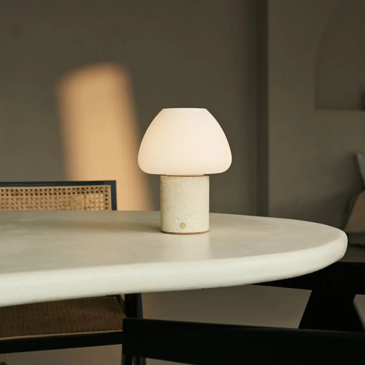 OSTADE Beige / Travertino Classico - Unieke travertine oplaadbare tafellamp met 3 lichte kleuren en dimfunctie - Afbeelding 9