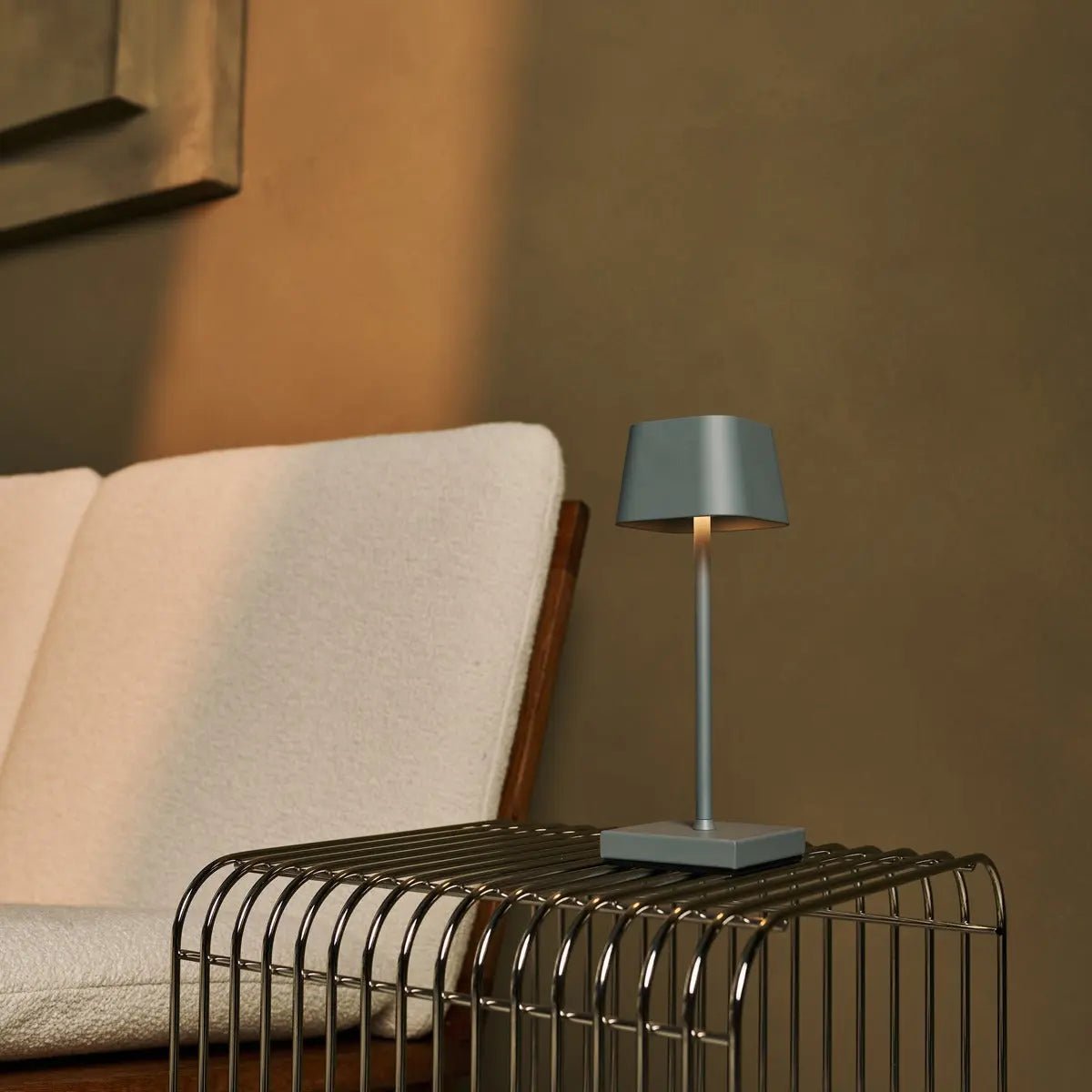 Combi Set Professional-8 x Sarphati Mini Mouse Gray oplaadbare tafellampen & 1 x Central Station draadloos laadstation met Qi-Technology - Afbeelding 6