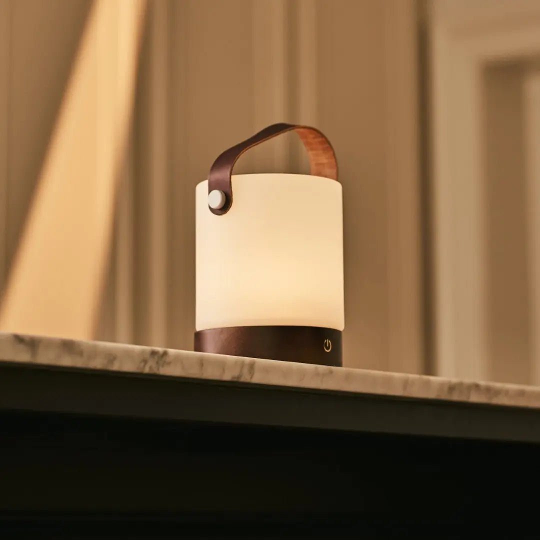 Avery donkerbruine oplaadbare houten tafellamp – draadloos en dimbaar met leren band - Afbeelding 11