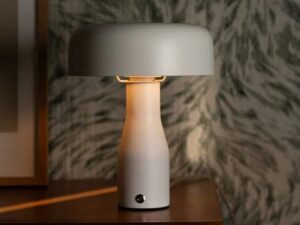 Jape witte metalen tafellamp – tijdloos design, warm licht en elegante stijl