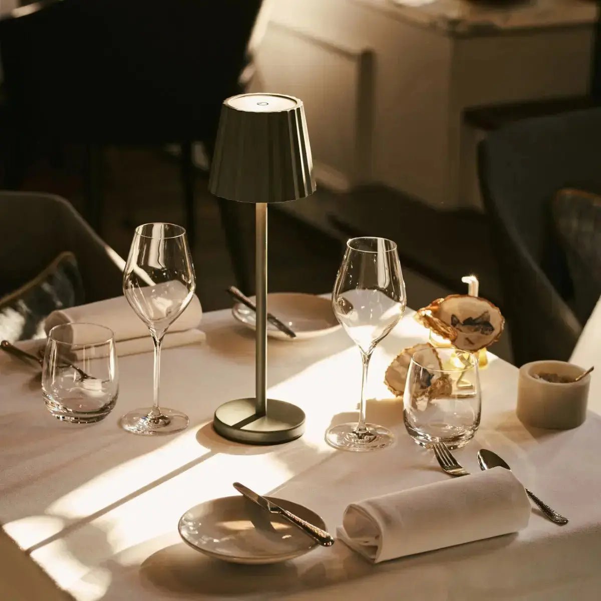 Combi Set Professional-4 x Maya Olive Green Oplaadbare tafellampen en 1 x Amstel Wireless Laying Station met Qi-Technology - Afbeelding 3