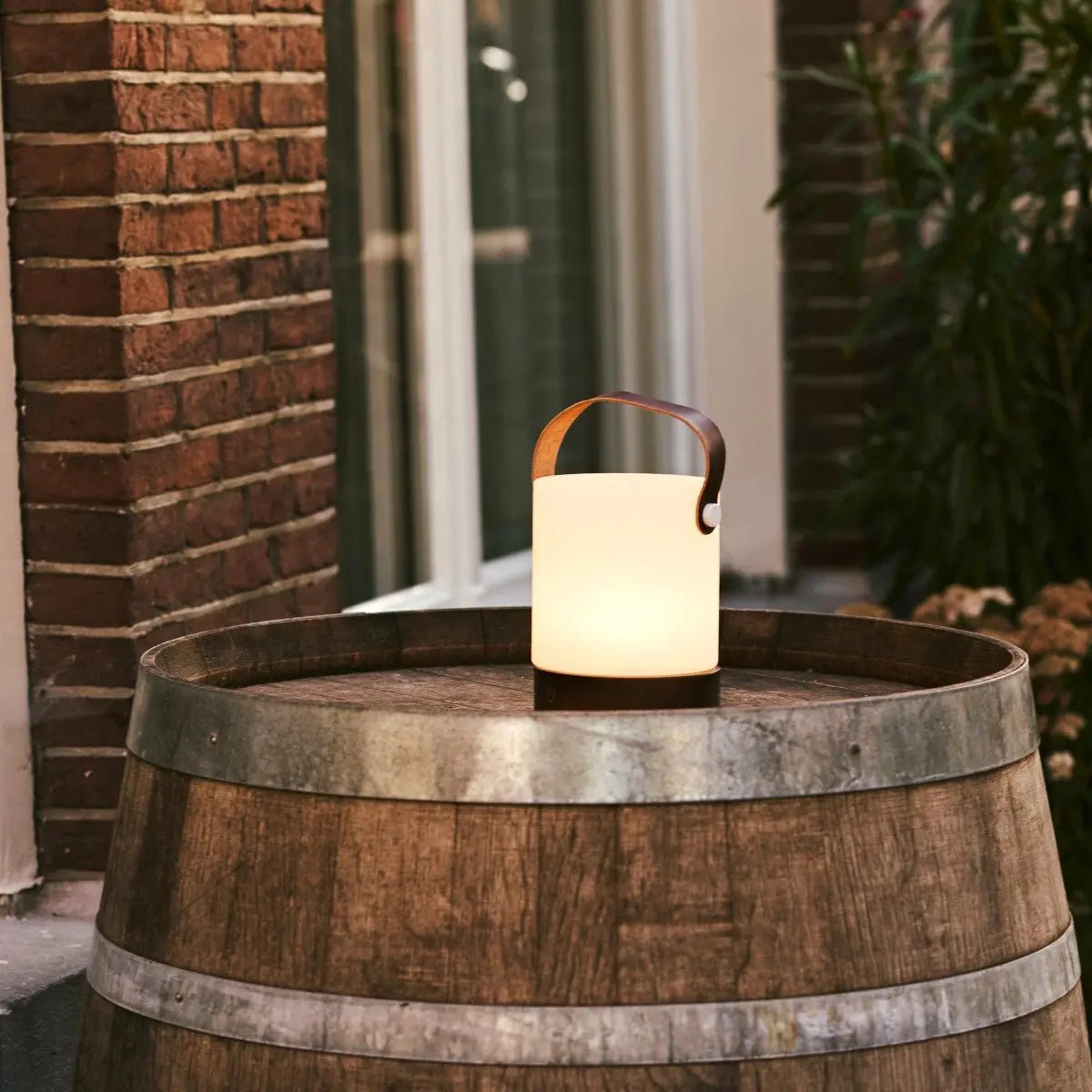 Avery donkerbruine oplaadbare houten tafellamp – draadloos en dimbaar met leren band - Afbeelding 2