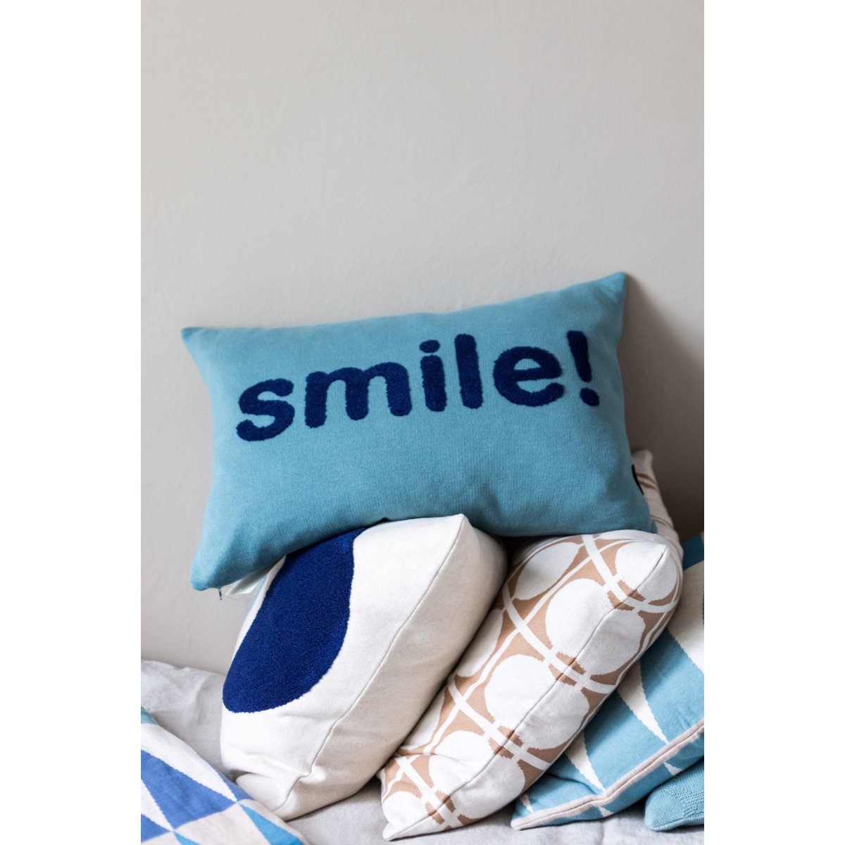Smile Pillow Blue, Punch Naald -borduurwerk - Afbeelding 3