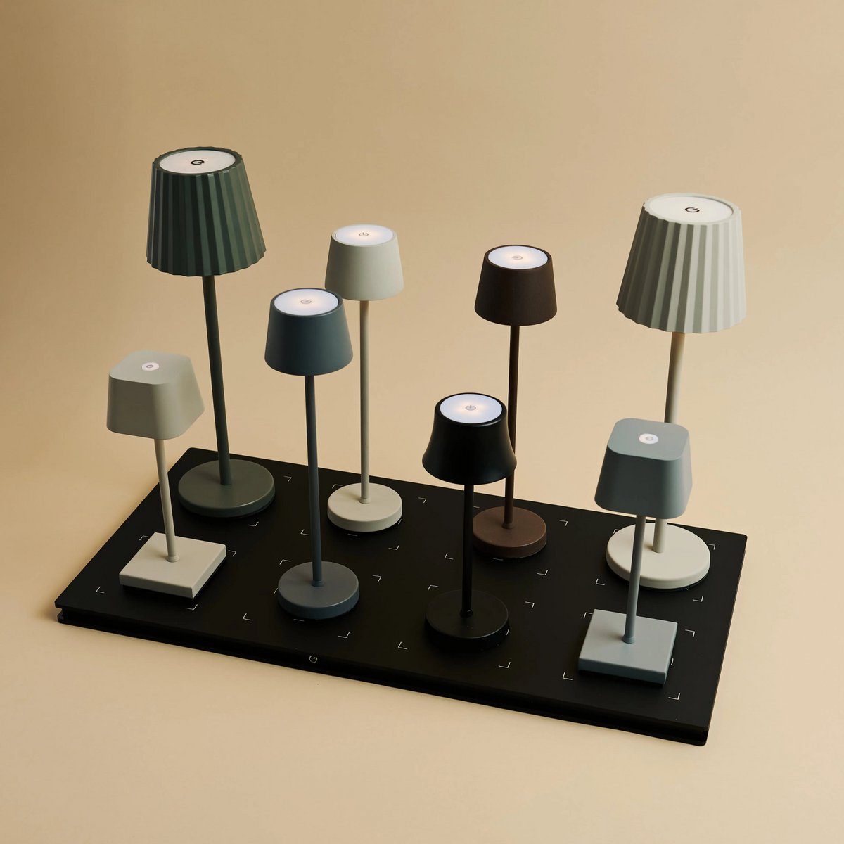 Combi Set Professional-8 X de Pijp Mini Midnight Black oplaadbare tafellampen & 1 x Central Station draadloos laadstation met Qi-Technology - Afbeelding 10