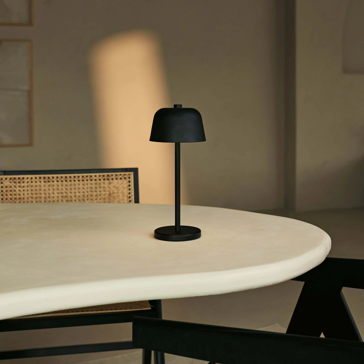 Anton Zwarte Oplaadbare Tafellamp | Stijlvolle en draadloze verlichting - Afbeelding 15