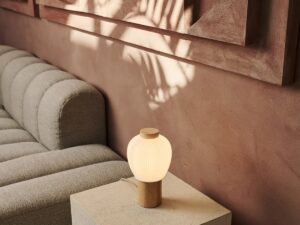 Veel lichtbruine houten lamp met mooie glazen schaduw, warme lichtlamp en uniek ontwerp