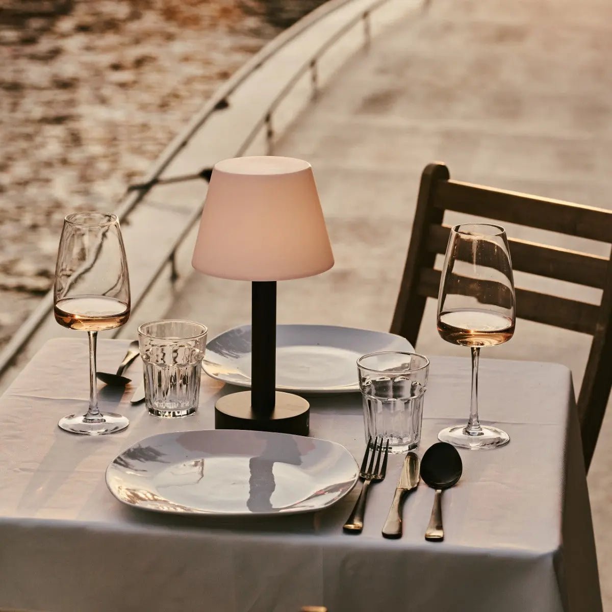 Zoë Zwarte Houten Oplaadbare Tafellamp | Dimbaar en draagbaar | Batterijduur van 80 uur - Afbeelding 2