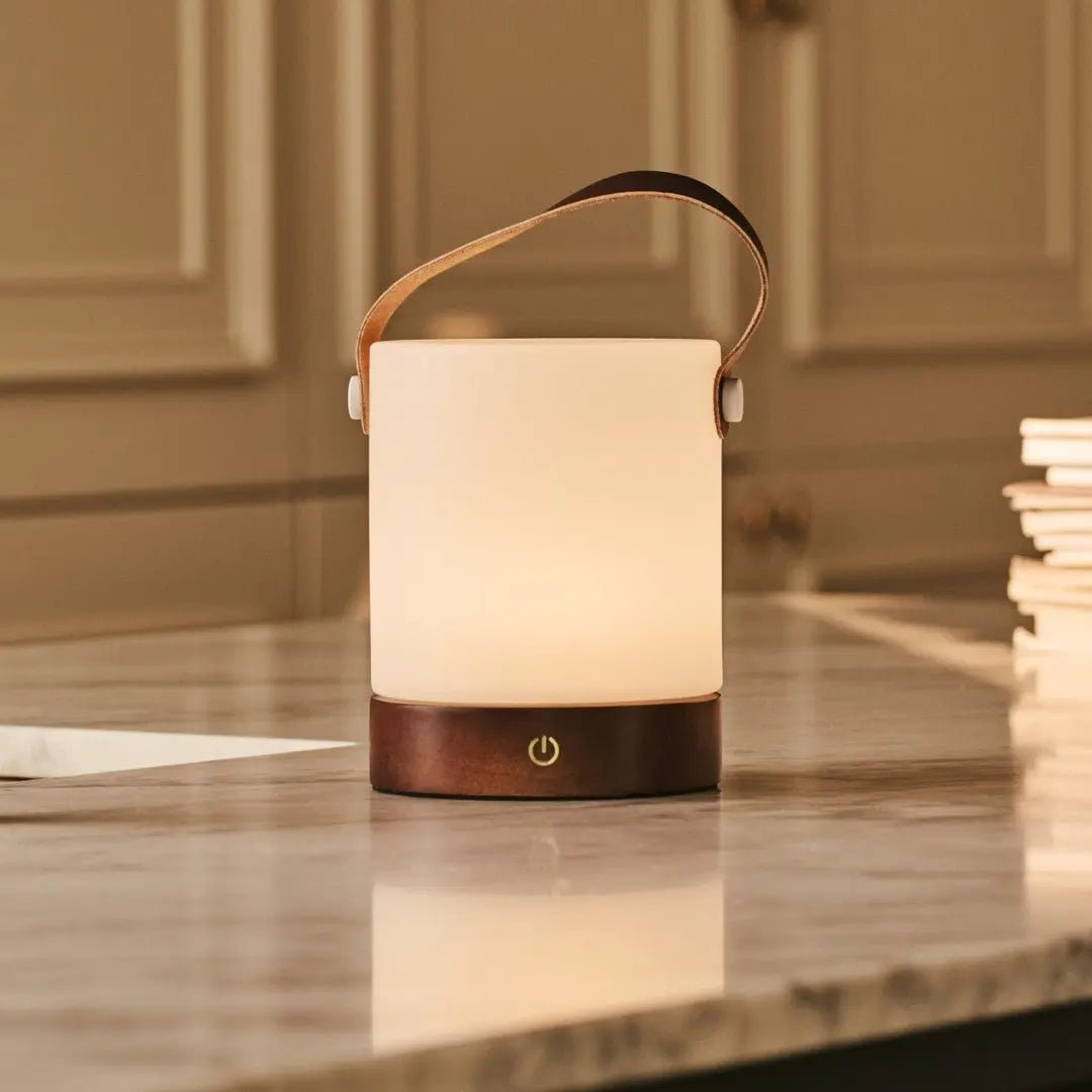 Avery donkerbruine oplaadbare houten tafellamp – draadloos en dimbaar met leren band - Afbeelding 4
